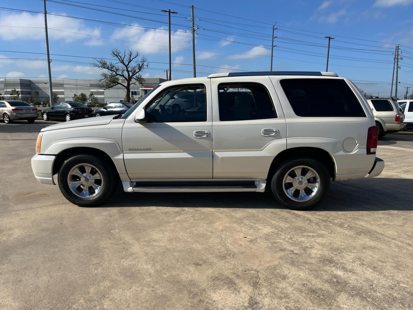 2002 white /TAN Cadillac Escalade 2WD (1GYEC63T62R) with an 5.3L V8 OHV 16V engine, 4-Speed Automatic Overdrive transmission, located at 14700 Tomball Parkway 249, Houston, TX, 77086, (281) 444-2200, 29.928619, -95.504074 - Photo#3